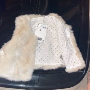 Size 4-6 month H&M vest with fur can fit 3-6 month baby